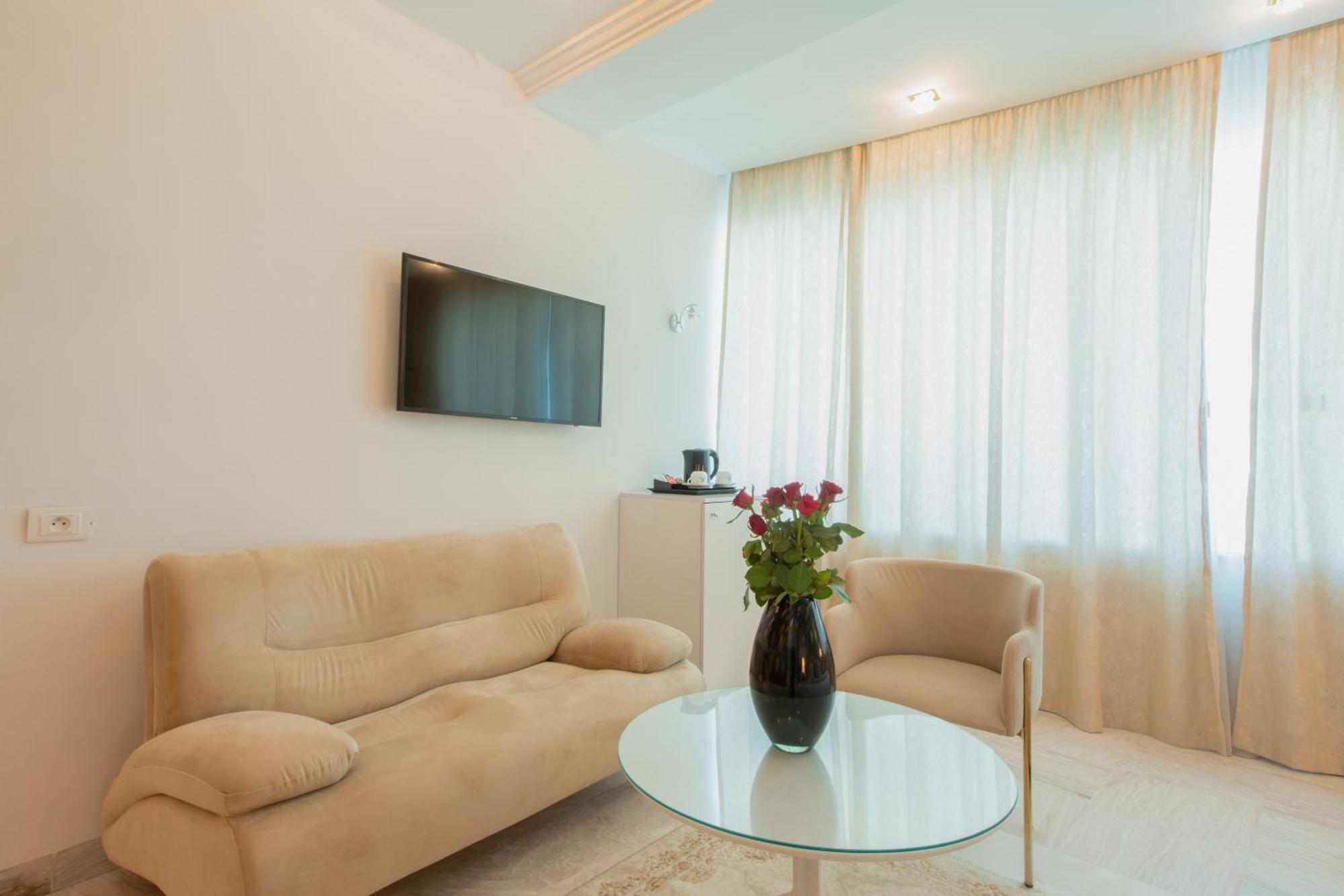 The Penthouse Suites Hotel Ariana Bagian luar foto