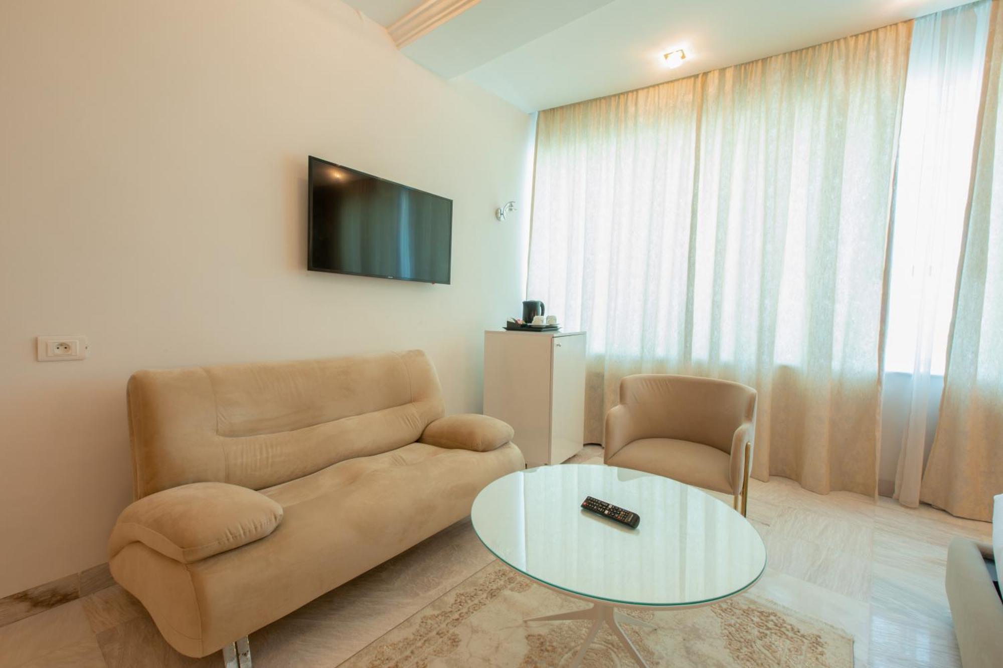 The Penthouse Suites Hotel Ariana Bagian luar foto